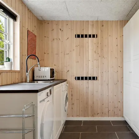 4 Bedroom Beautiful In Prázdninový dům