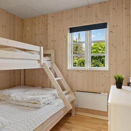 4 Bedroom Beautiful In Prázdninový dům